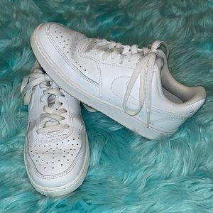 Women’s White Nike Air Force 1 sneakers, size 7